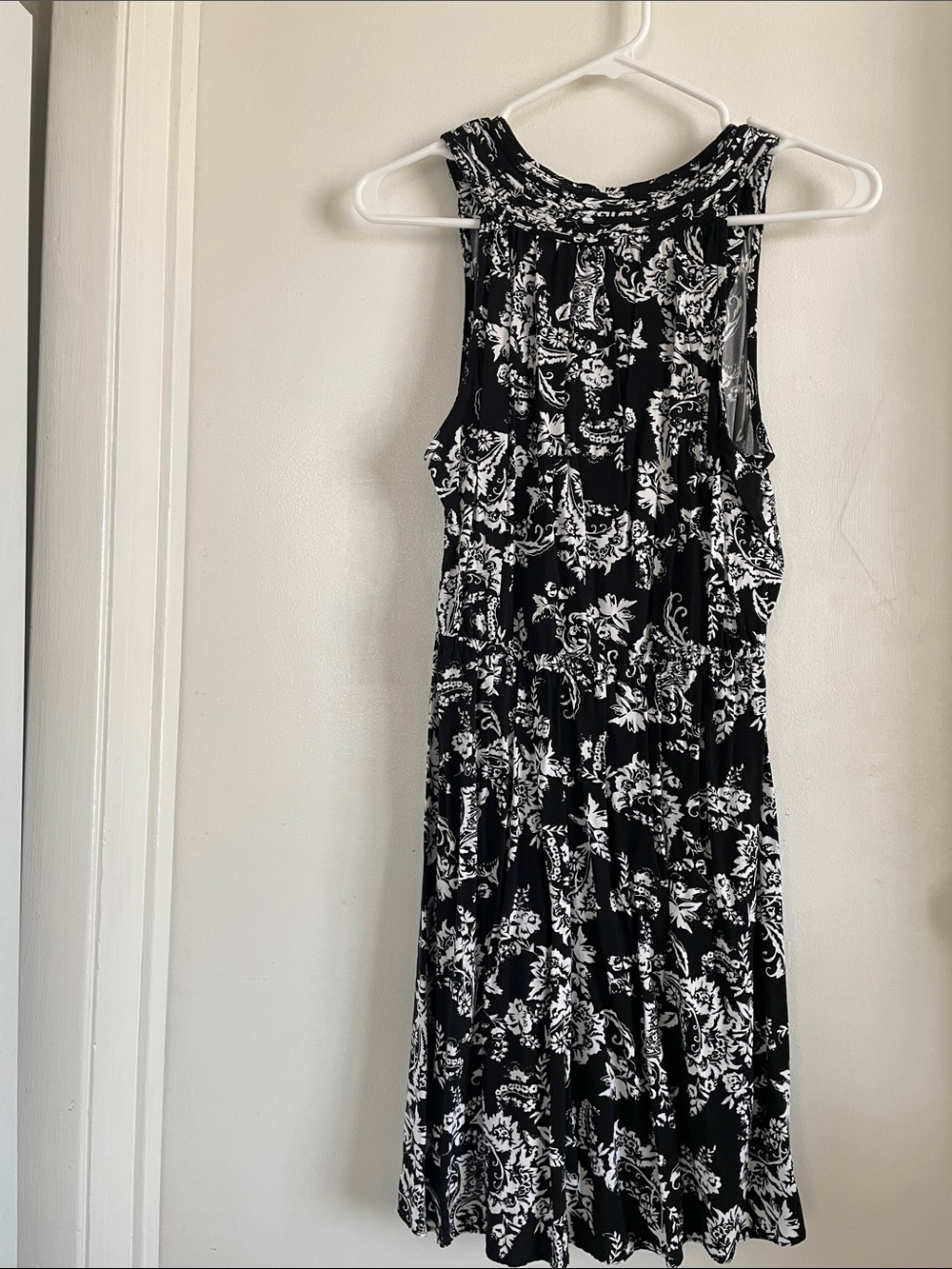 Elle Black & White Floral-Print Sleeveless Midi Dress - Picture 2 of 2